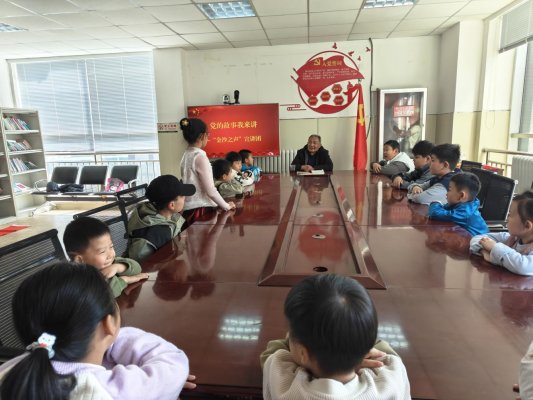 4月2日下午，金沙窝社区开展“童心向党·党的故事我来讲”主题实践活动，听爷爷讲那过去的故事，在孩子们心中播撒信仰的种子，根植爱国主义情怀。