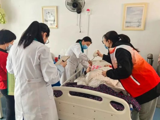 让老人们享受到更加“贴心式”的医疗服务。