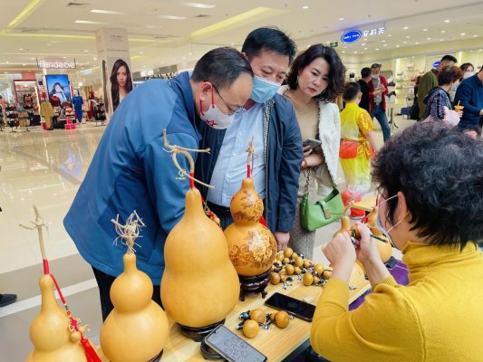 举办非遗文化展览。