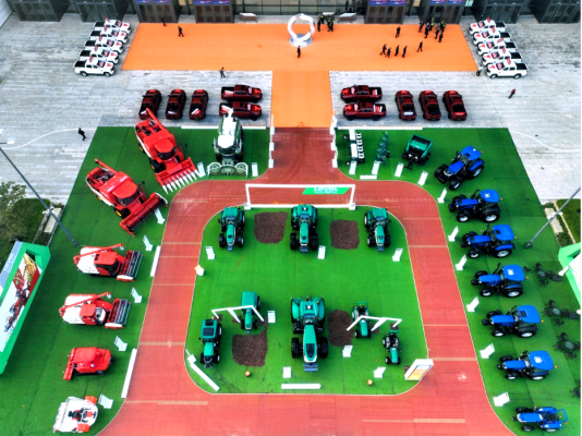 f:/上传/20251020-26/向“新”求质 潍柴雷沃智慧农业领航智能农机加速出海/1.jpg1