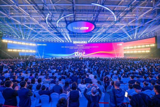 1山东重工·潍柴动力全球168app官网下载的合作伙伴大会现场