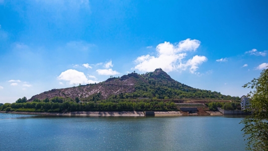 湖边的风景
描述已自动生成